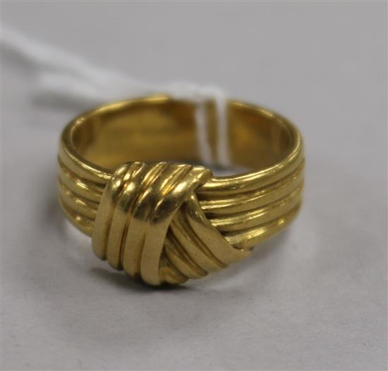 A yellow metal knot ring 8.8g